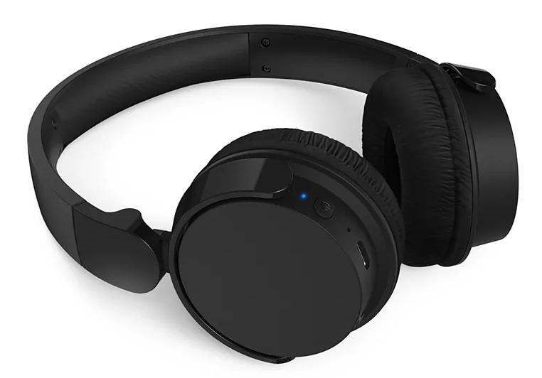 Czarne słuchawki na białym tle, z widocznym przyciskiem zasilania.
