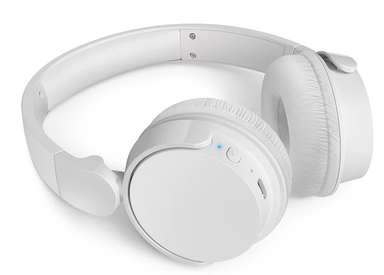 Białe słuchawki, widok pod kątem. Nauszne są okrągłe i mają przycisk.