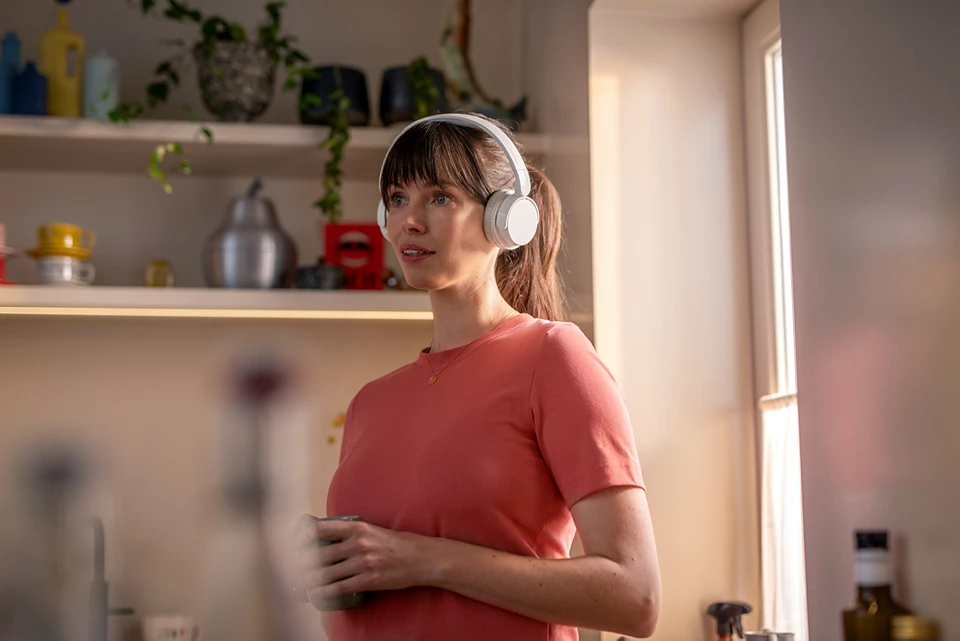 Czarna kamera Sony 4K z etykietami i odchylanym ekranem.