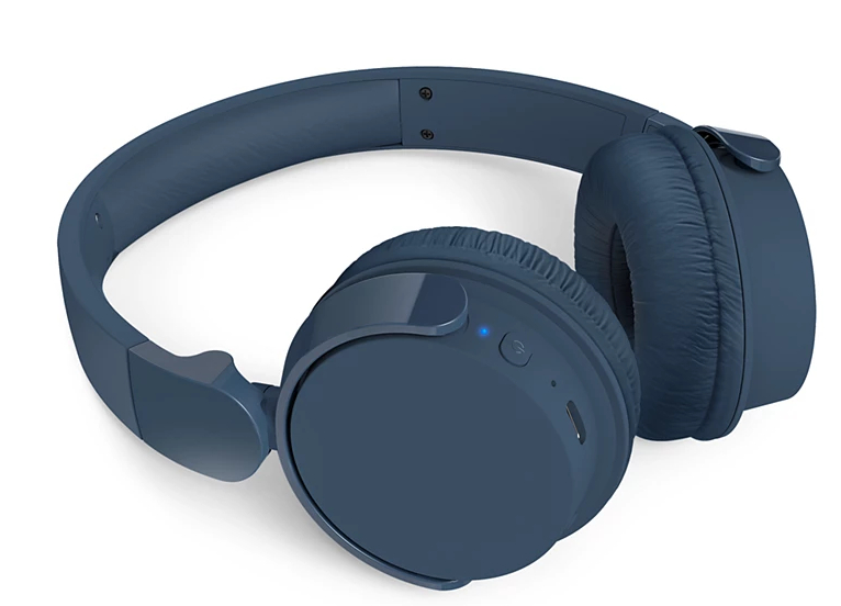 Niebieskie słuchawki leżące na białej powierzchni.