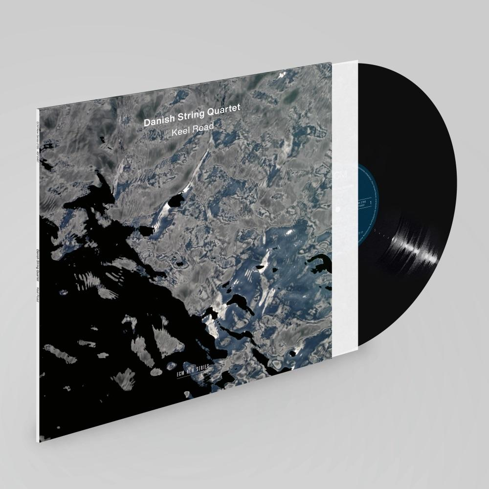 Albumcover des Danish String Quartet. Wasserspiegelung auf dem Cover und eine Schallplatte.