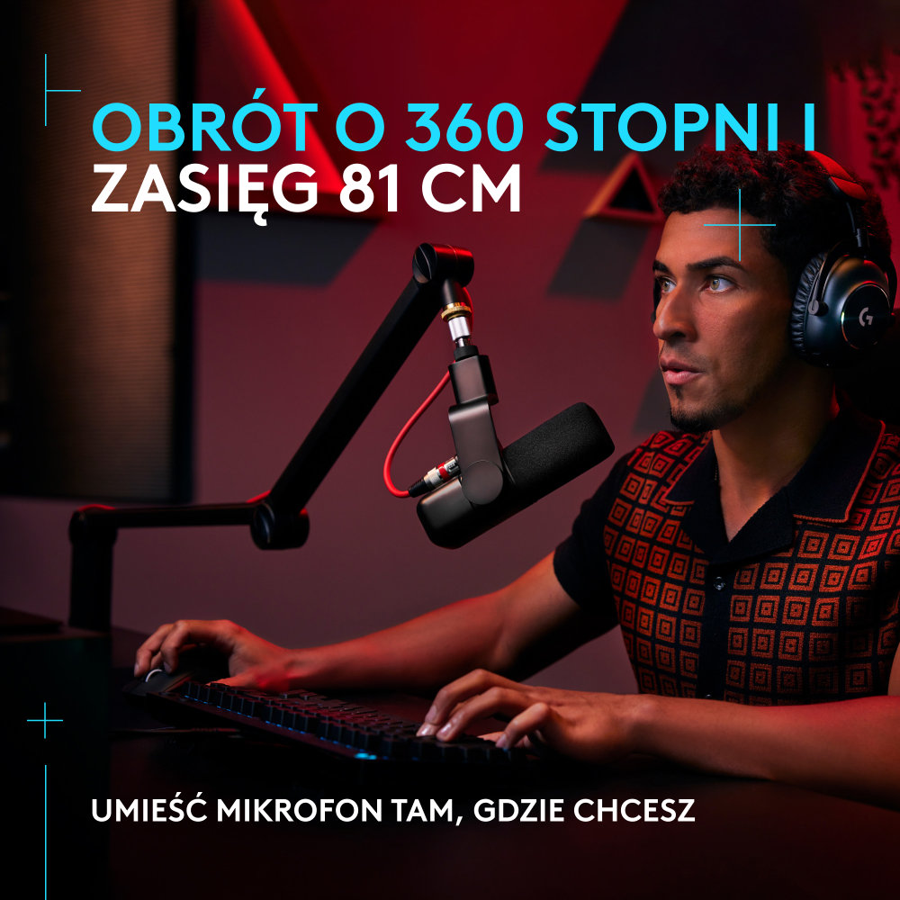 Mężczyzna ze słuchawkami używa mikrofonu, tekst na zdjęciu po polsku.