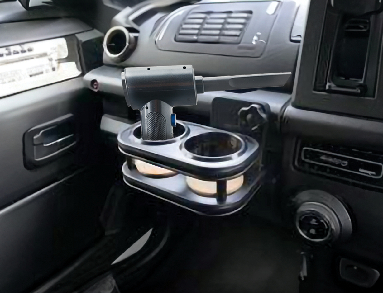 Autointerieur mit Staubsauger und Getränkehaltern am Armaturenbrett befestigt.