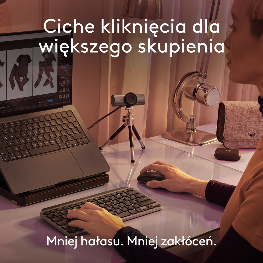 Osoba korzystająca z laptopa z klawiaturą i myszką na biurku. Kamera internetowa i tekst.