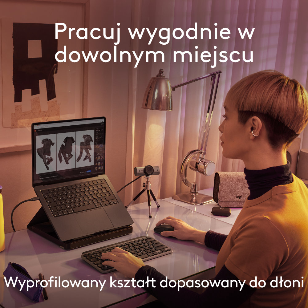 Kobieta pracująca na laptopie z kamerą internetową i klawiaturą.