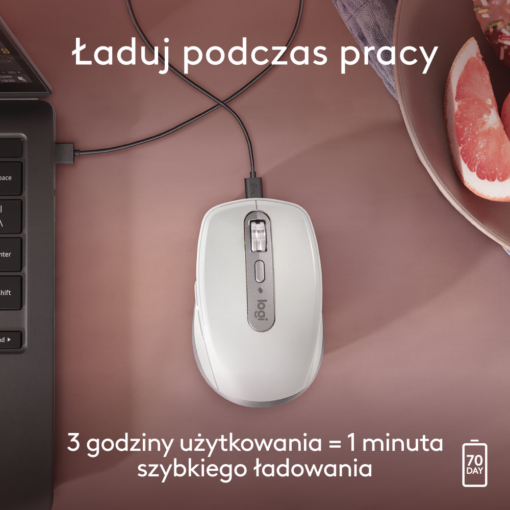 Biała mysz komputerowa podłączona do laptopa. Tekst: 'Ładowanie podczas pracy'.