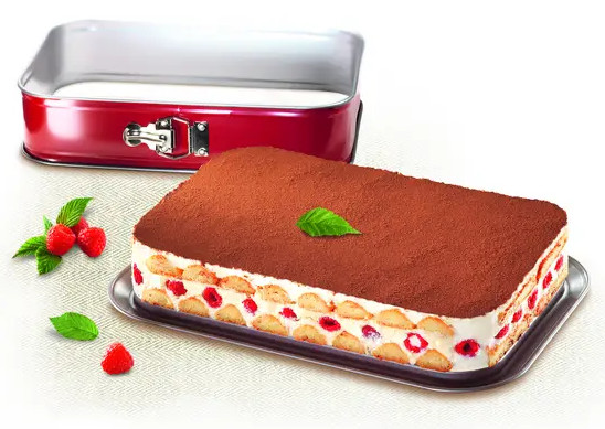 Grupa ludzi w basenie, podekscytowana, trzymająca kolorowe głośniki.