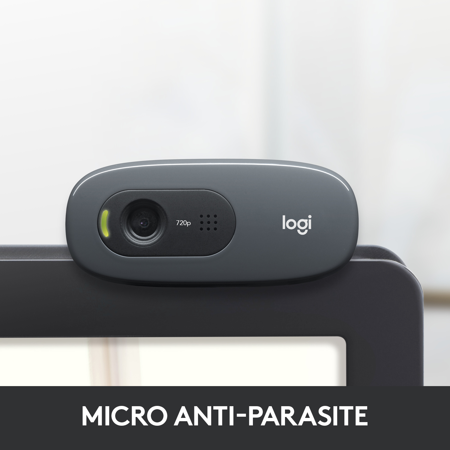 Une webcam grise avec le mot 'Logi' au-dessus d'un moniteur noir.