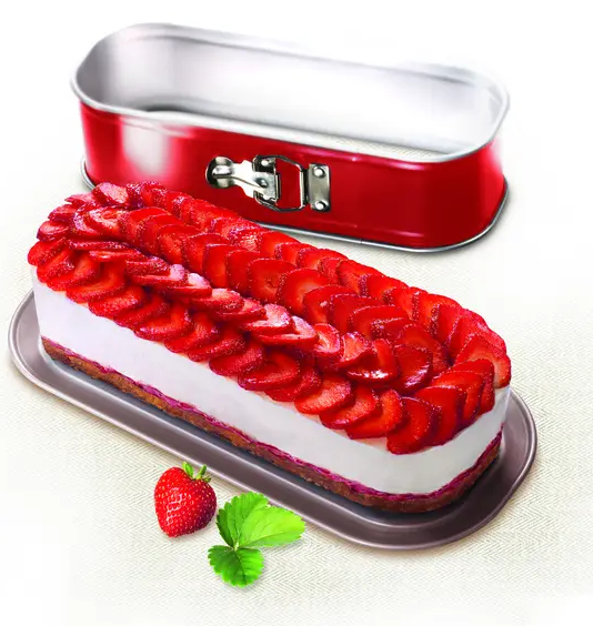 Czerwona forma do pieczenia z ciastem i truskawkami.