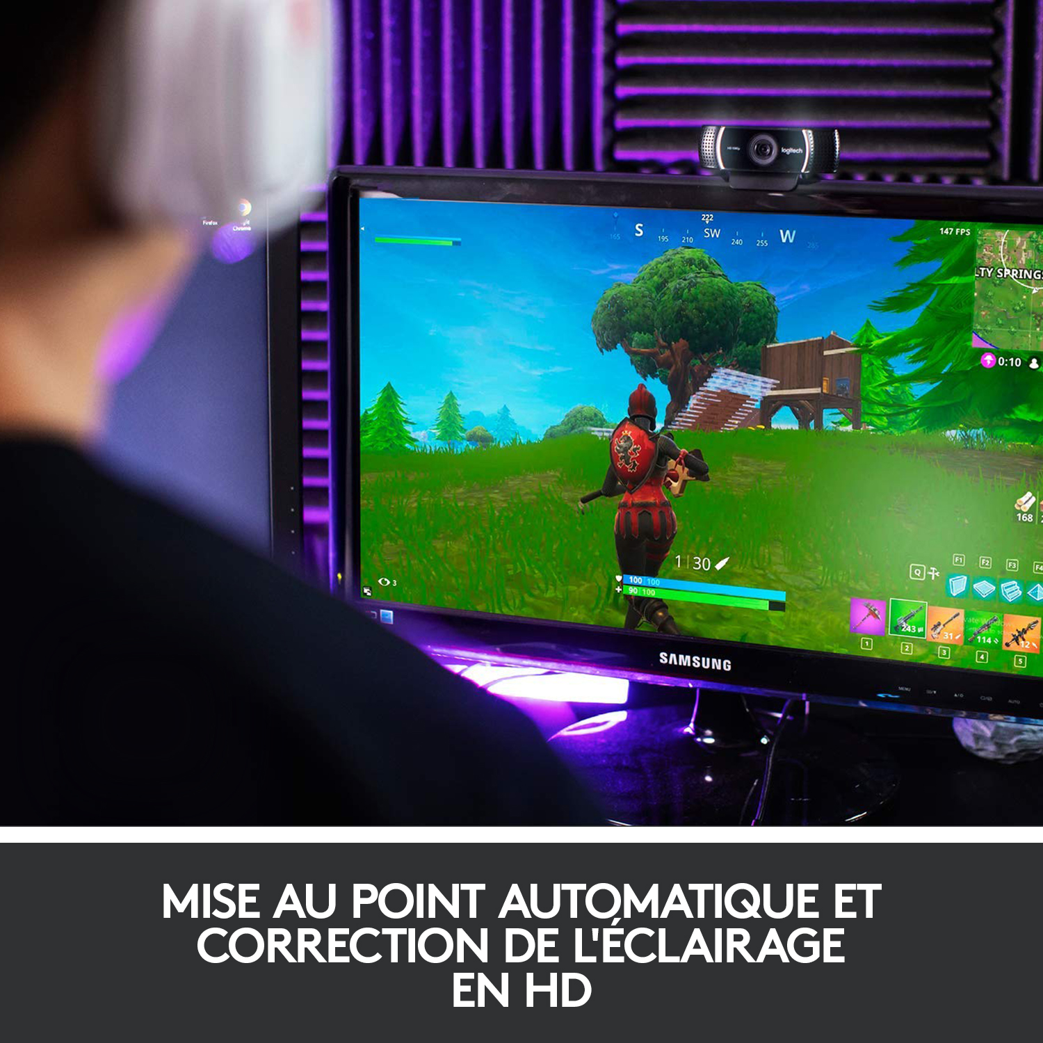 Personne jouant à un jeu vidéo sur un moniteur avec une webcam.