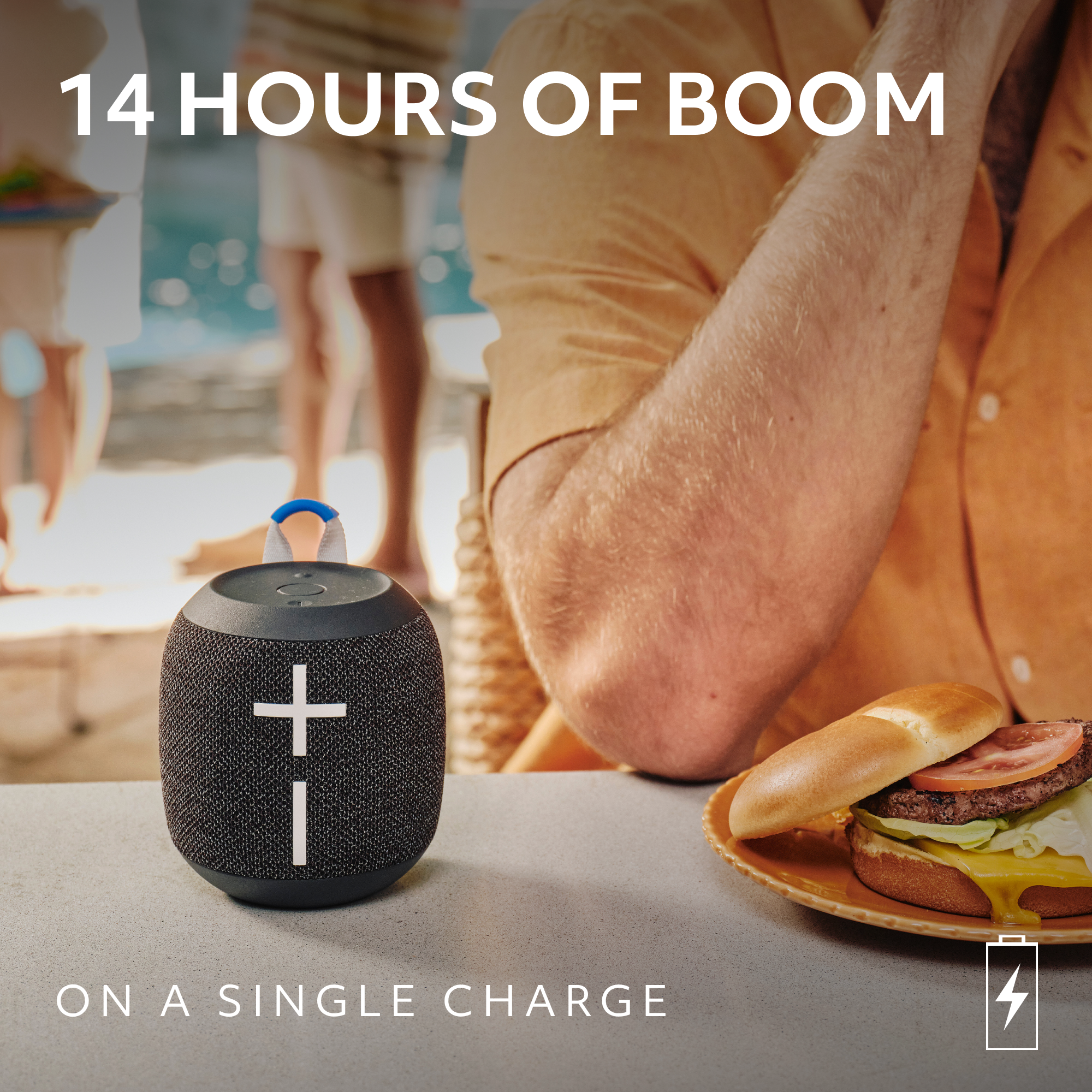 Altoparlante nero con segno più e meno. Il testo dice '14 HOURS OF BOOM' e 'ON A SINGLE CHARGE'.
