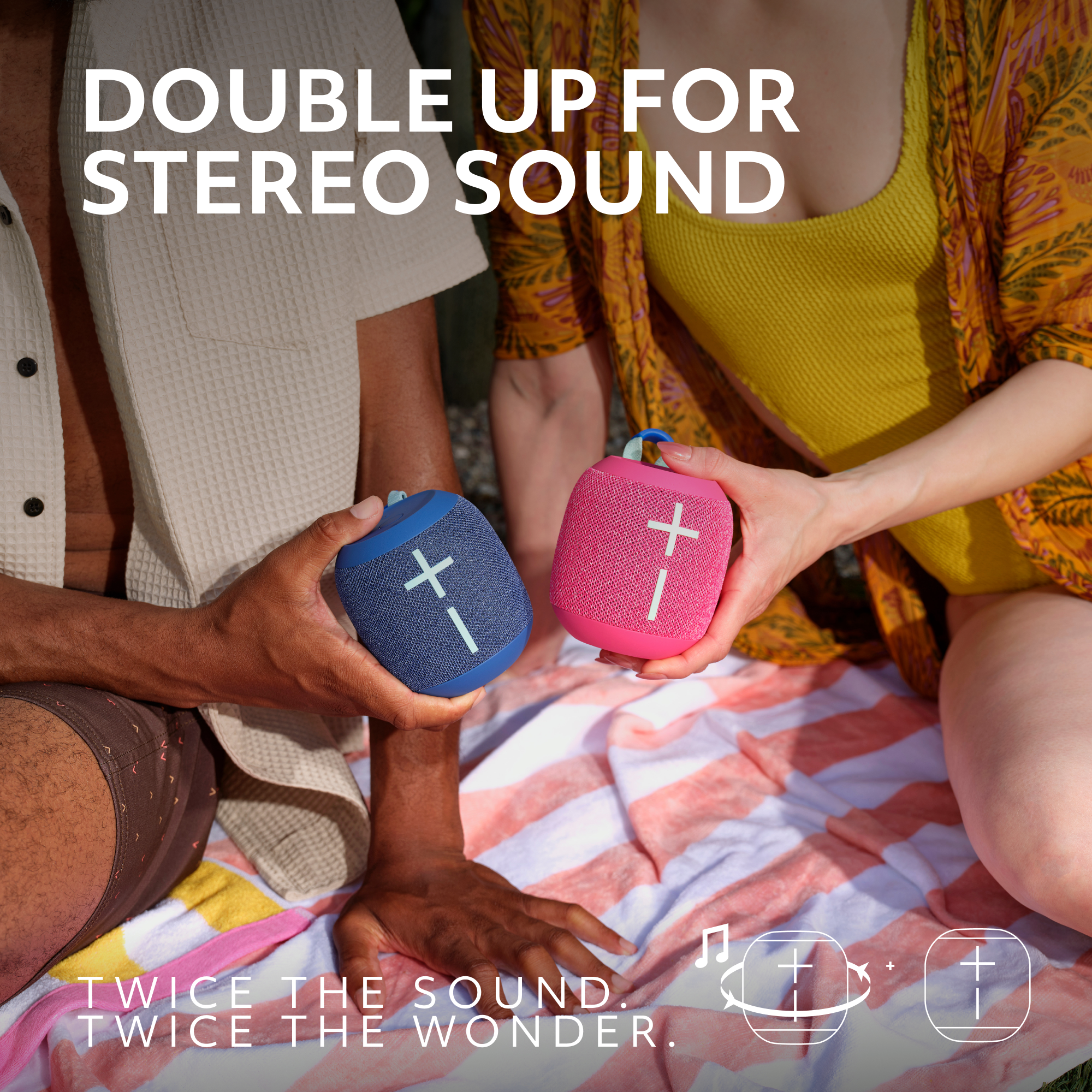 Due piccoli altoparlanti blu e rosa vengono tenuti, con testo che dice 'Double up for stereo'.