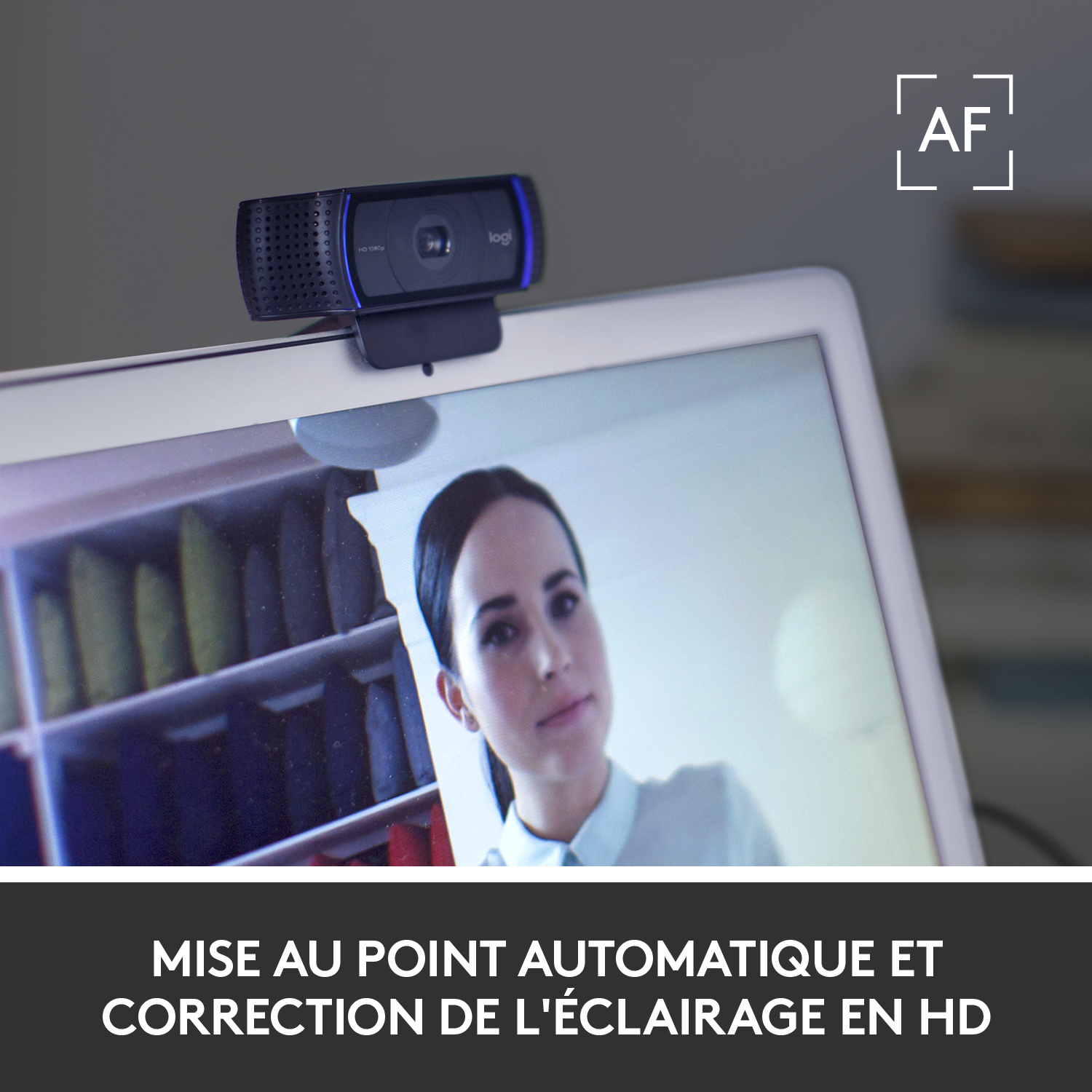 Une webcam sur un ordinateur portable, montrant le visage d'une femme. Texte : Mise au point et éclairage HD.