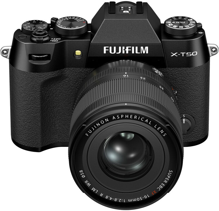 Fekete Fujifilm X-T50 fényképezőgép objektívvel. Az objektív a fókuszpont, ezüst gyűrűvel.