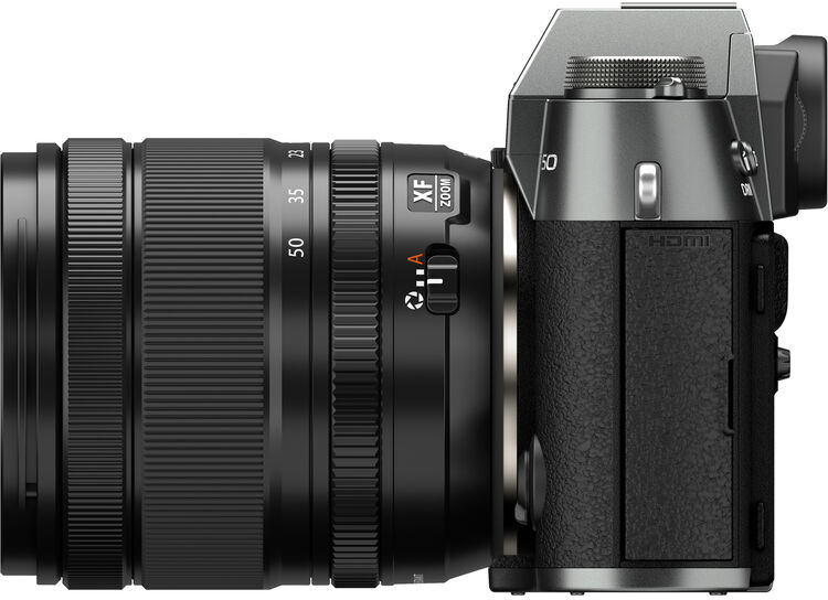 Egy ezüst-fekete Fujifilm X-T5 kamera oldalsó profilja, objektívvel.