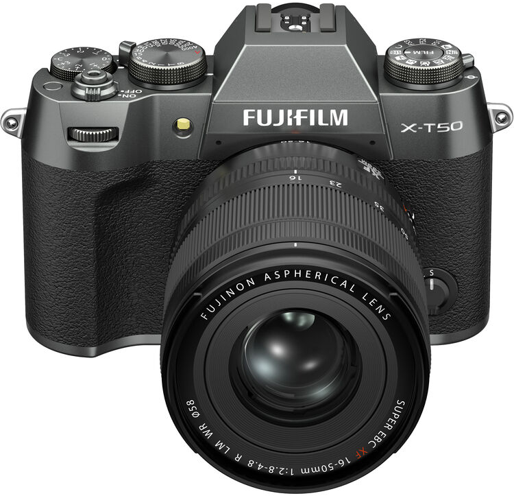 Egy fekete kamera objektívvel fehér felületen. A kamerán a Fujifilm logója látható.