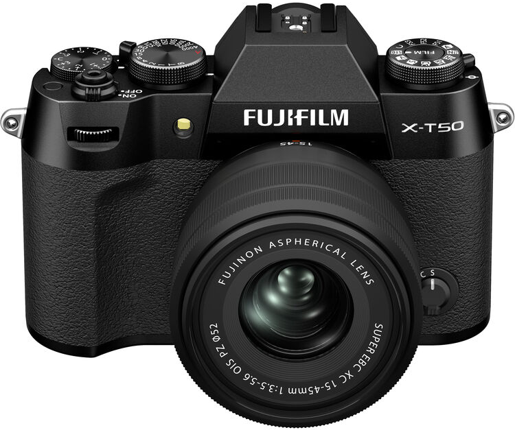 Fekete kamera objektívvel. Felülnézet. A Fujifilm X-T50 modell a kamerán látható.