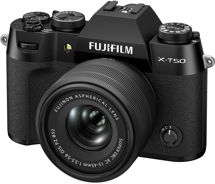 Fekete Fujifilm X-T50 kamera objektívvel és gombokkal, fehér háttérben.
