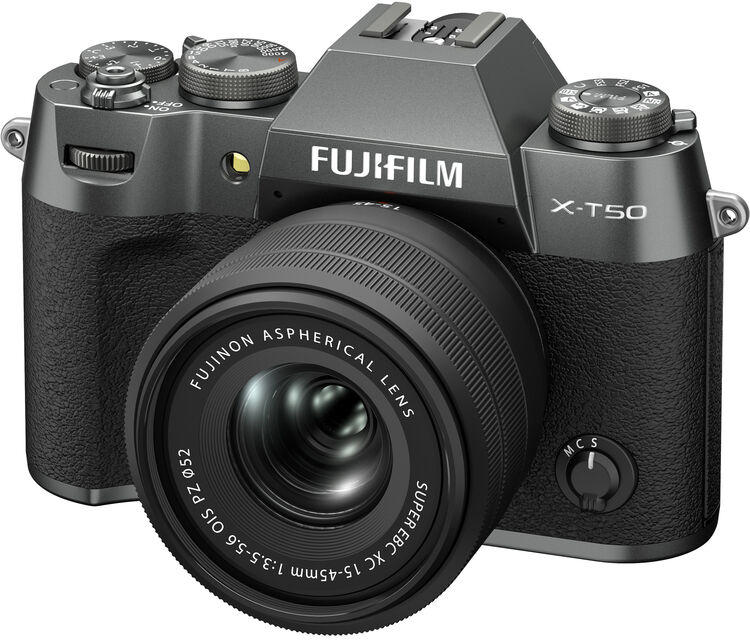 Egy kamera, FUJIFILM X-T50, közeli képe, lencse részletekkel.