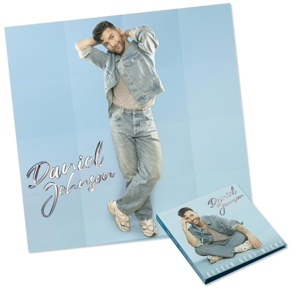 Ein Mann in einer Jeansjacke steht neben einem Poster und einem CD-Cover mit seinem Bild.