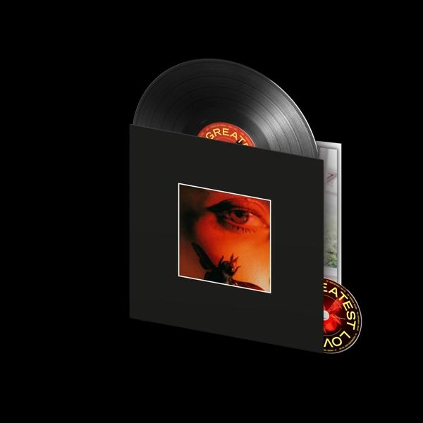 Een zwarte vinylplaat zit in een zwarte hoes met een cd en een foto.