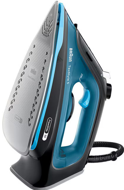 Żelazko, niebieskie i czarne, pod kątem, z góry. Płyta dolna jest srebrna i ma otwory.