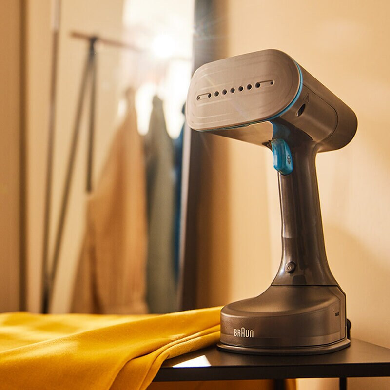 Osoba parująca niebieską koszulkę parownicą.