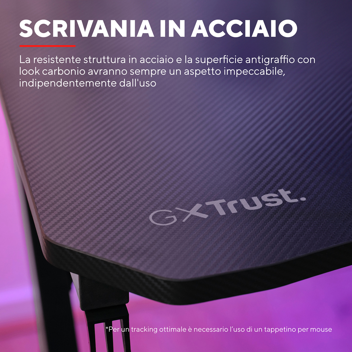 Un primo piano di una superficie di scrivania con una trama in fibra di carbonio e il logo GXTrust.
