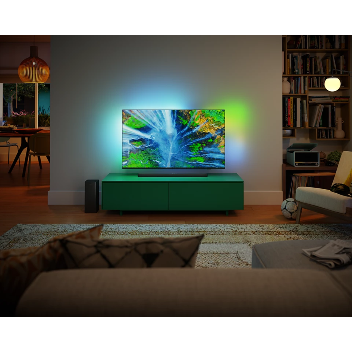 Téléviseur avec cascade sur un meuble vert dans un salon moderne.
