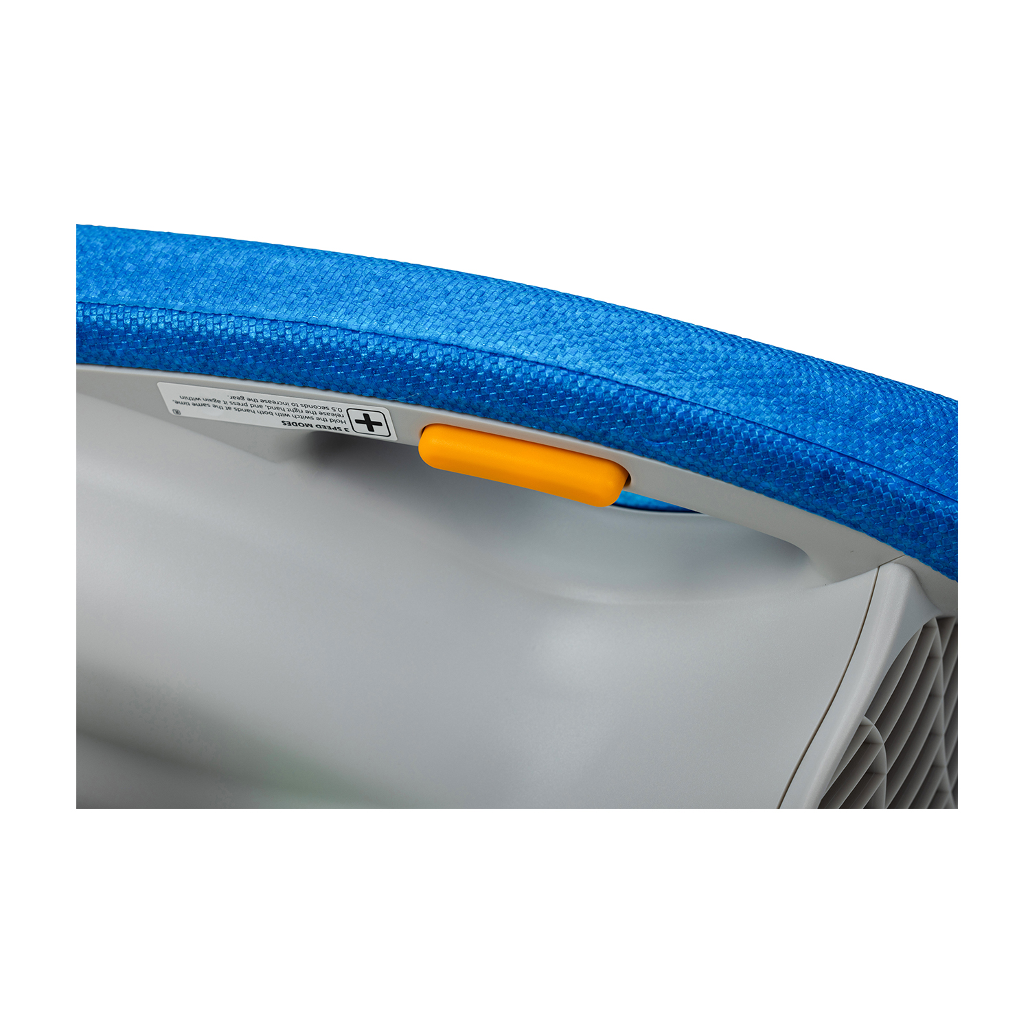 Primo piano di una maniglia del sedile blu con un pulsante arancione su sfondo bianco.