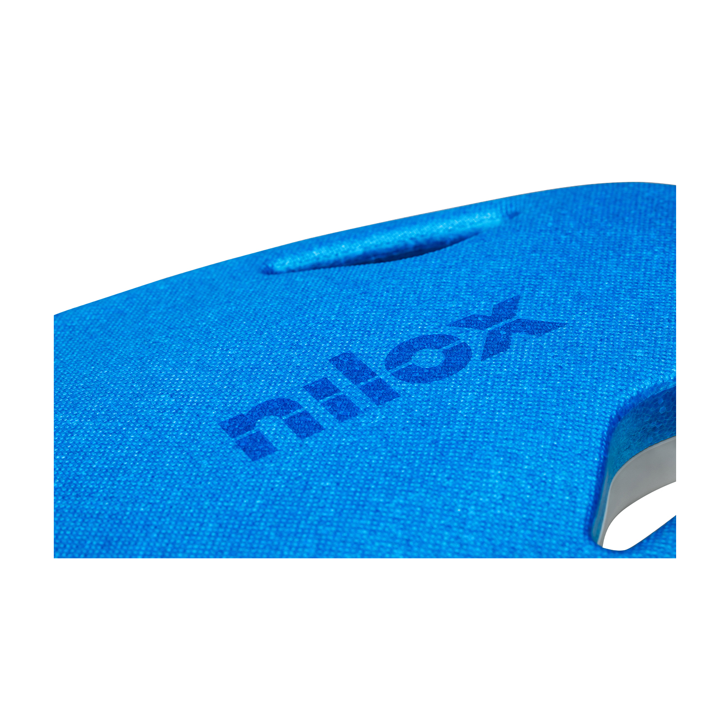 Primo piano di una tavola da nuoto blu con la scritta 'nilox' in rilievo.