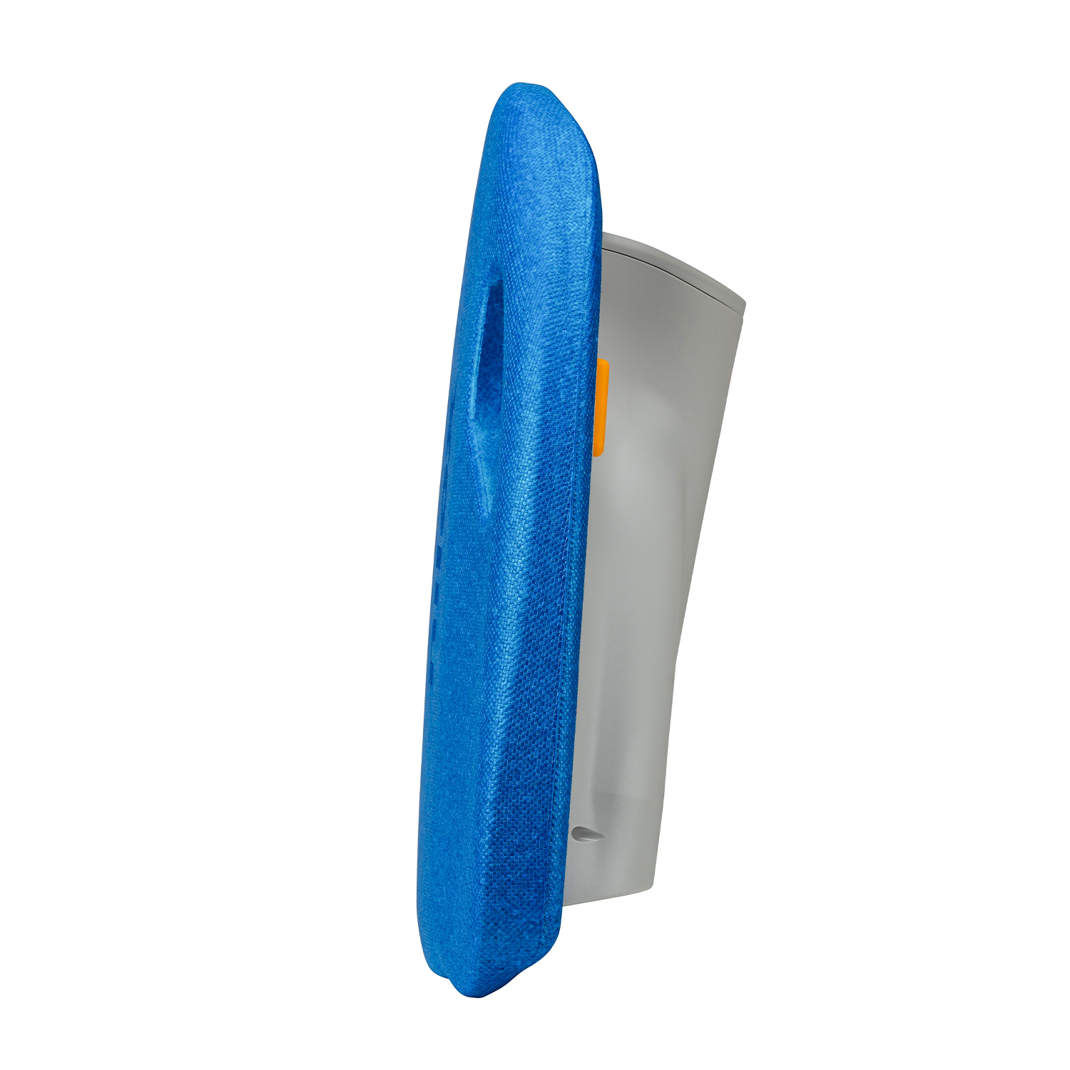 Un oggetto blu e grigio, forse un altoparlante portatile, isolato su bianco.
