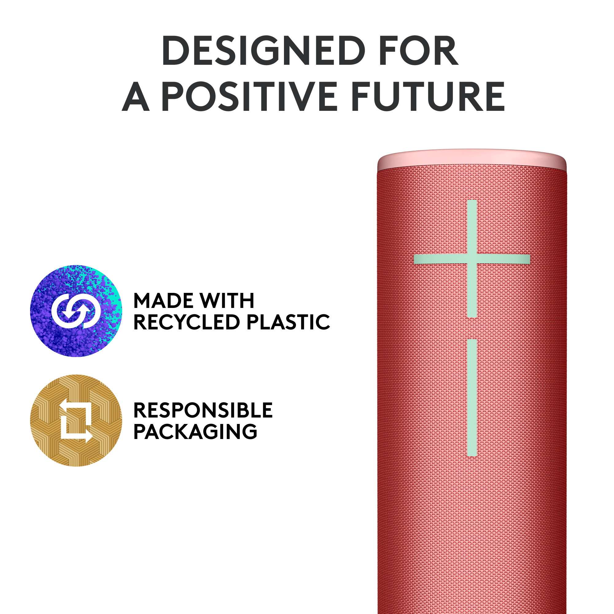 Ein roter zylindrischer Lautsprecher mit einem grünen Pluszeichen. Text lautet: Hergestellt aus recyceltem Kunststoff, verantwortungsvolle Verpackung.
