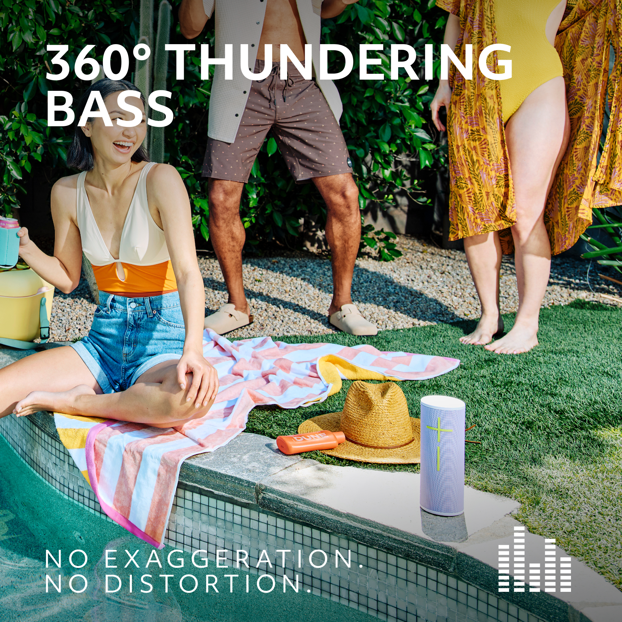 Leute in der Nähe eines Pools mit einem Lautsprecher. Der Text lautet '360° THUNDERING BASS' und 'NO EXAGGERATION'.