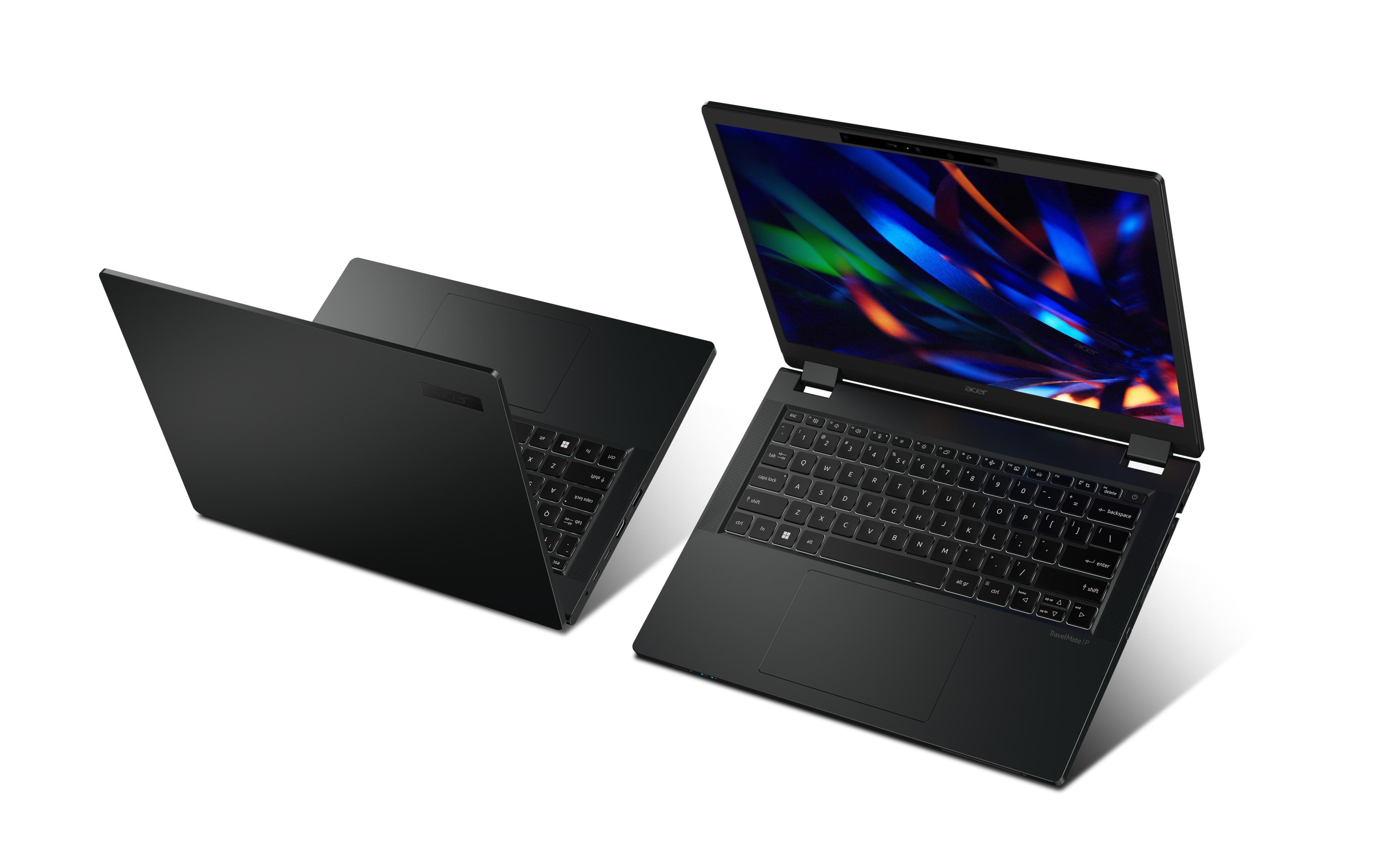 Schwarze Laptops, einer offen, einer geschlossen, auf weißer Oberfläche.