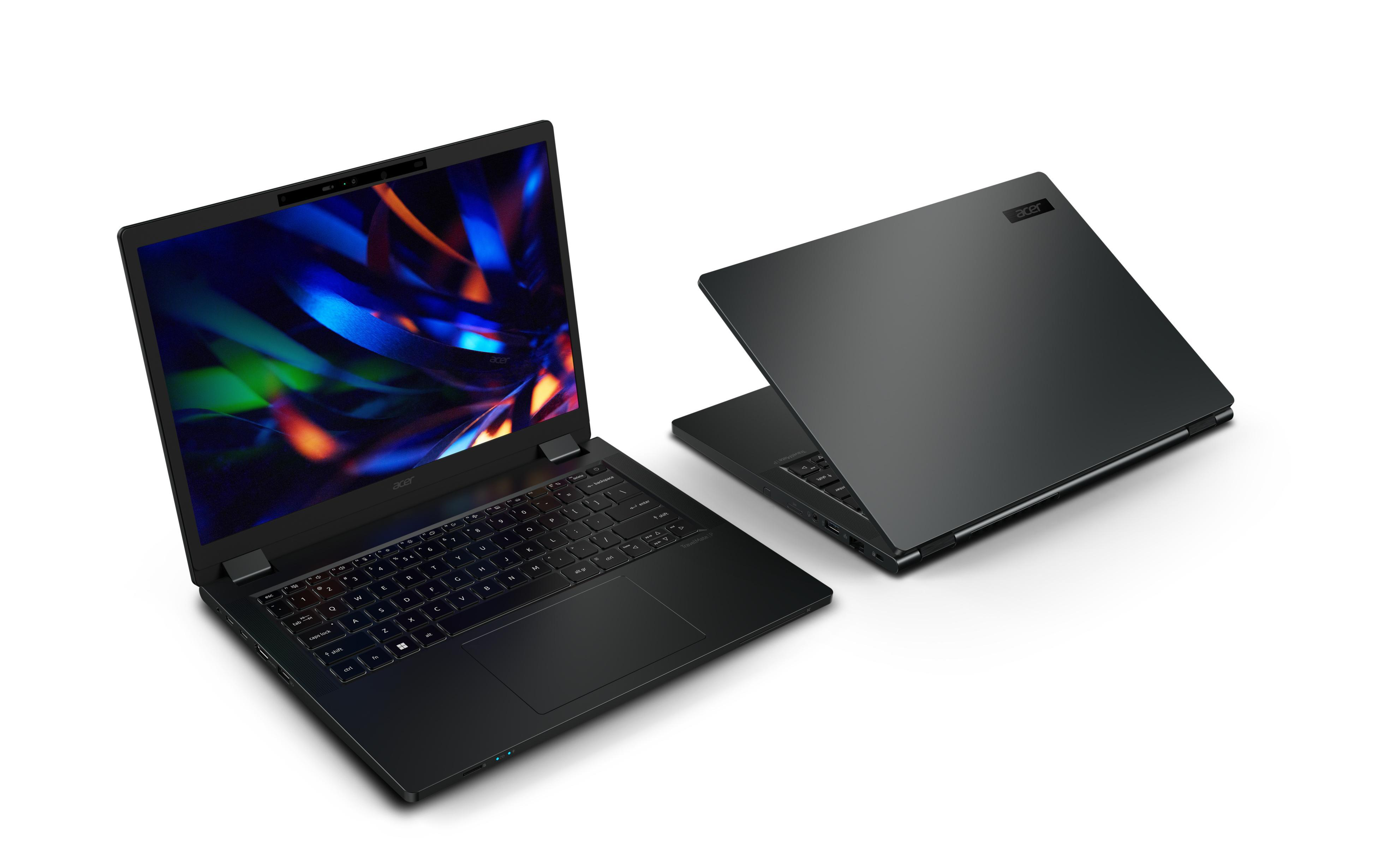 Zwei schwarze Laptops auf weißer Oberfläche, einer offen, einer geschlossen.