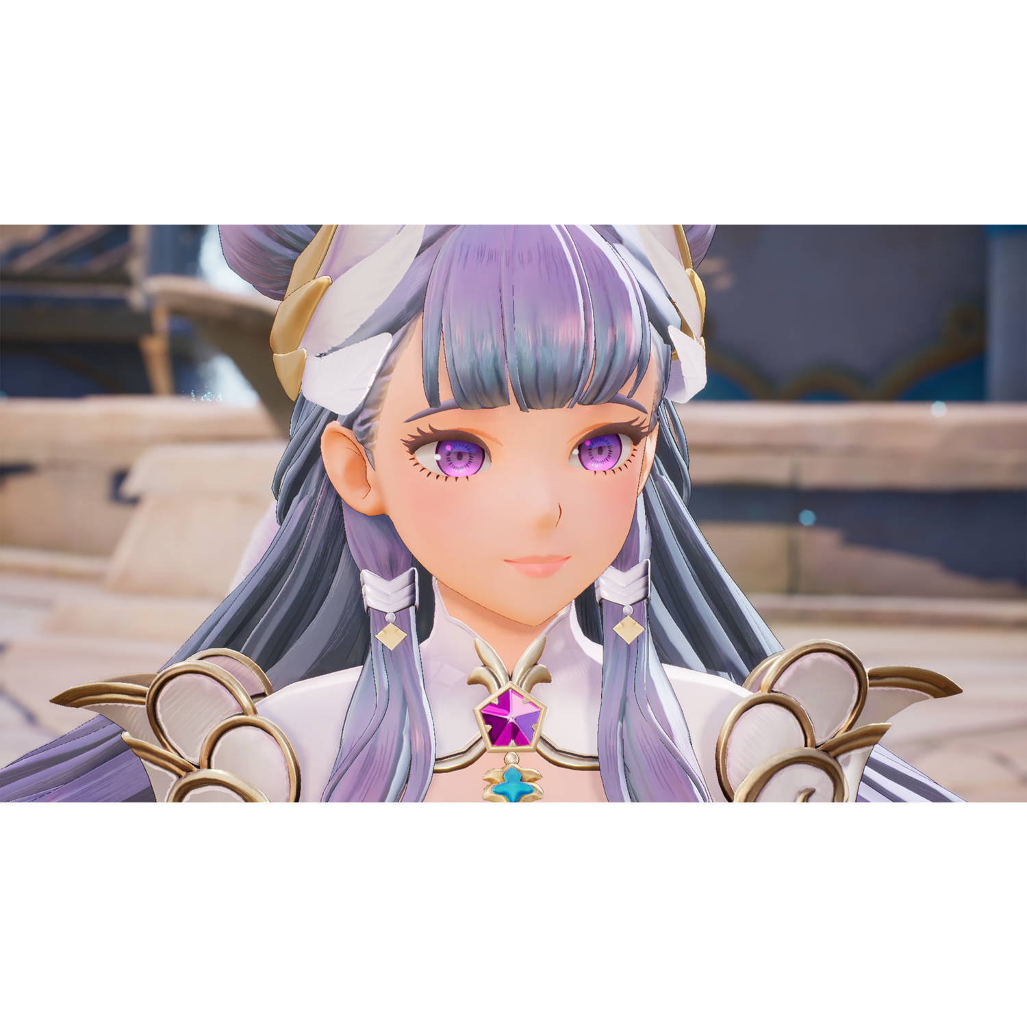 Anime-personage met paars haar en ogen, draagt een witte en gouden outfit, glimlacht zachtjes.