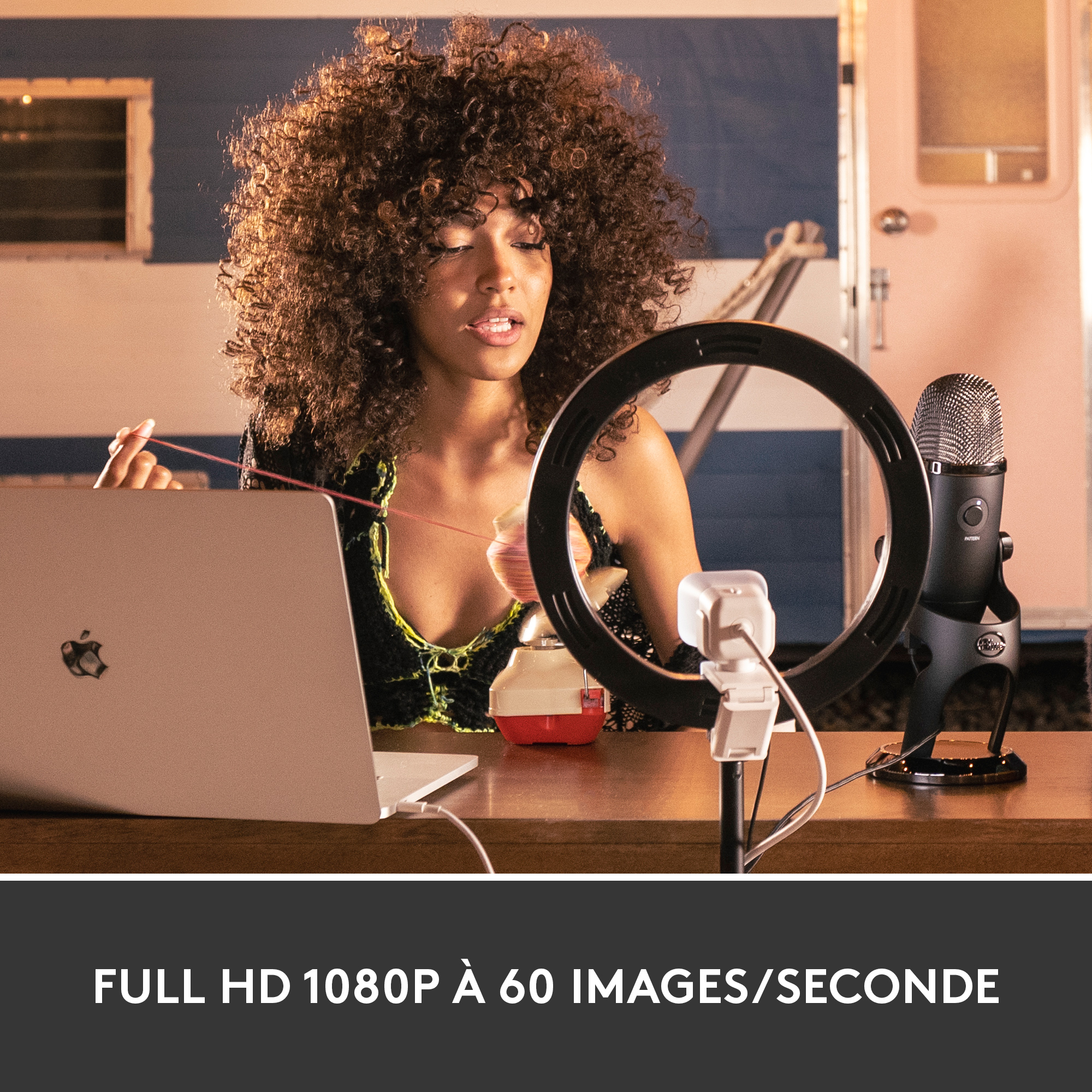 Une femme aux cheveux bouclés enregistre avec un ordinateur portable, un anneau lumineux et un microphone. Texte: FULL HD 1080P.
