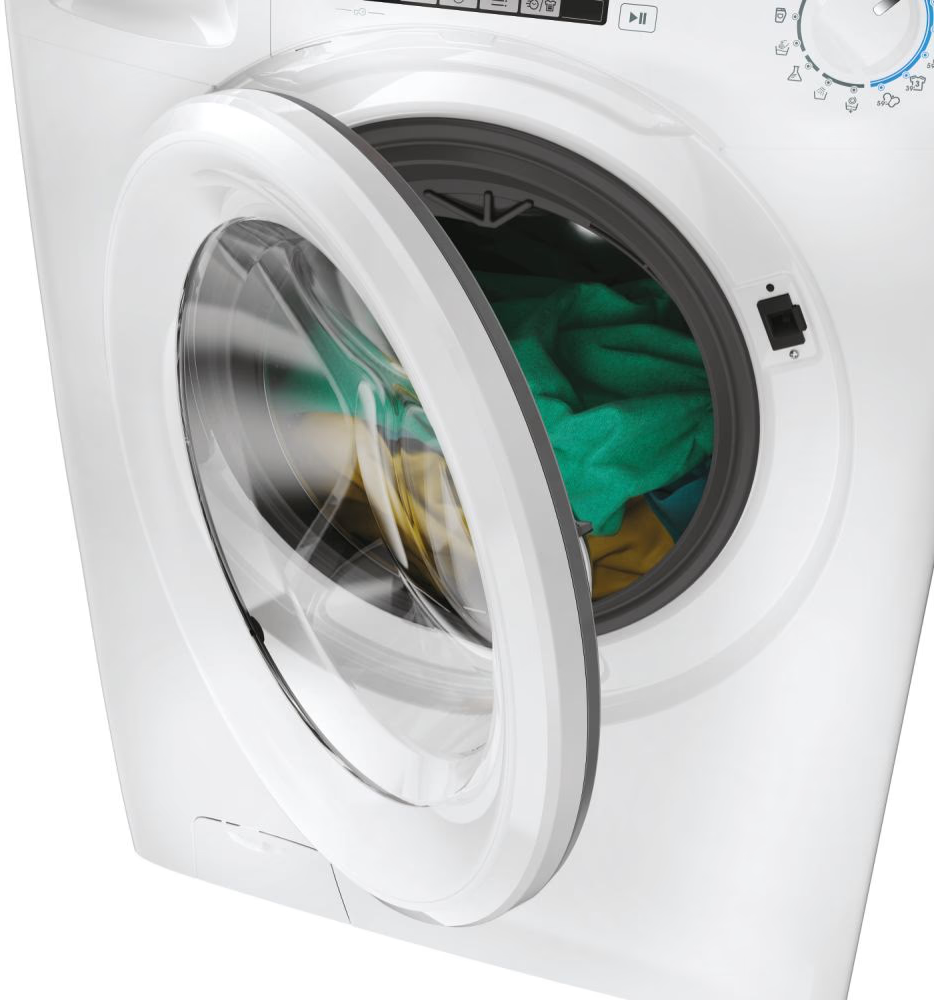 Weiße Waschmaschine mit offener Tür. Grüne und gelbe Kleidung darin.