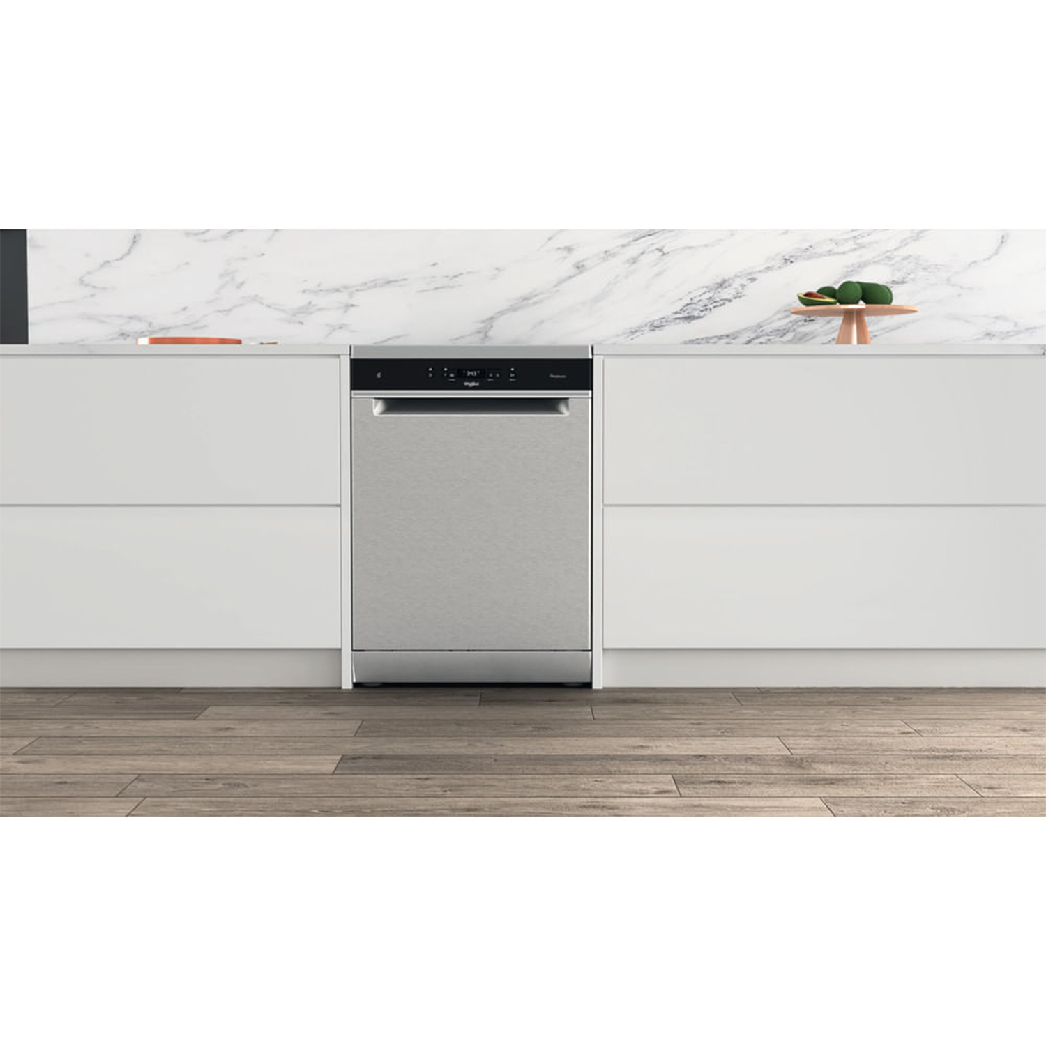 Lavastoviglie in acciaio inox installata in una cucina moderna, con mobili bianchi e pavimento in legno.