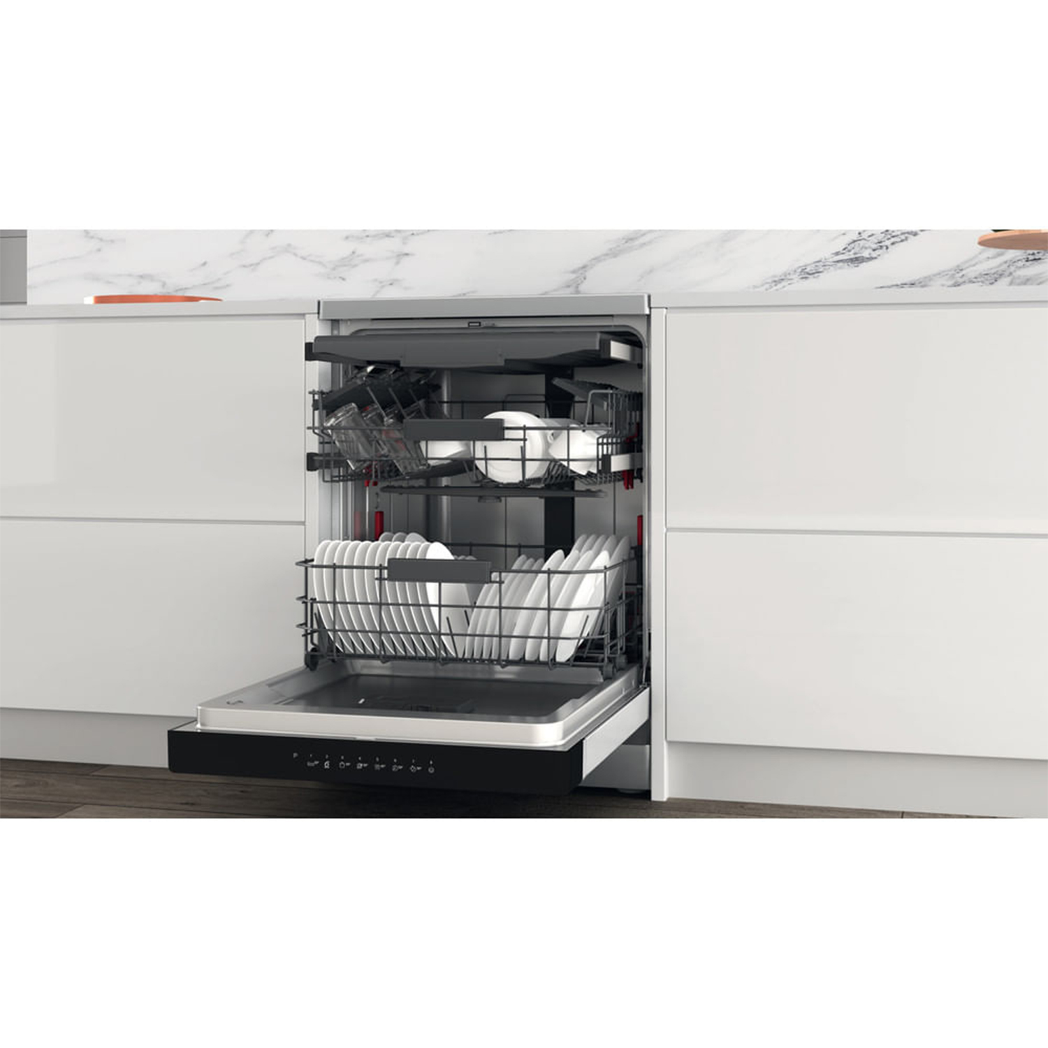 Due laptop argentati visti di lato. Sfondo bianco.