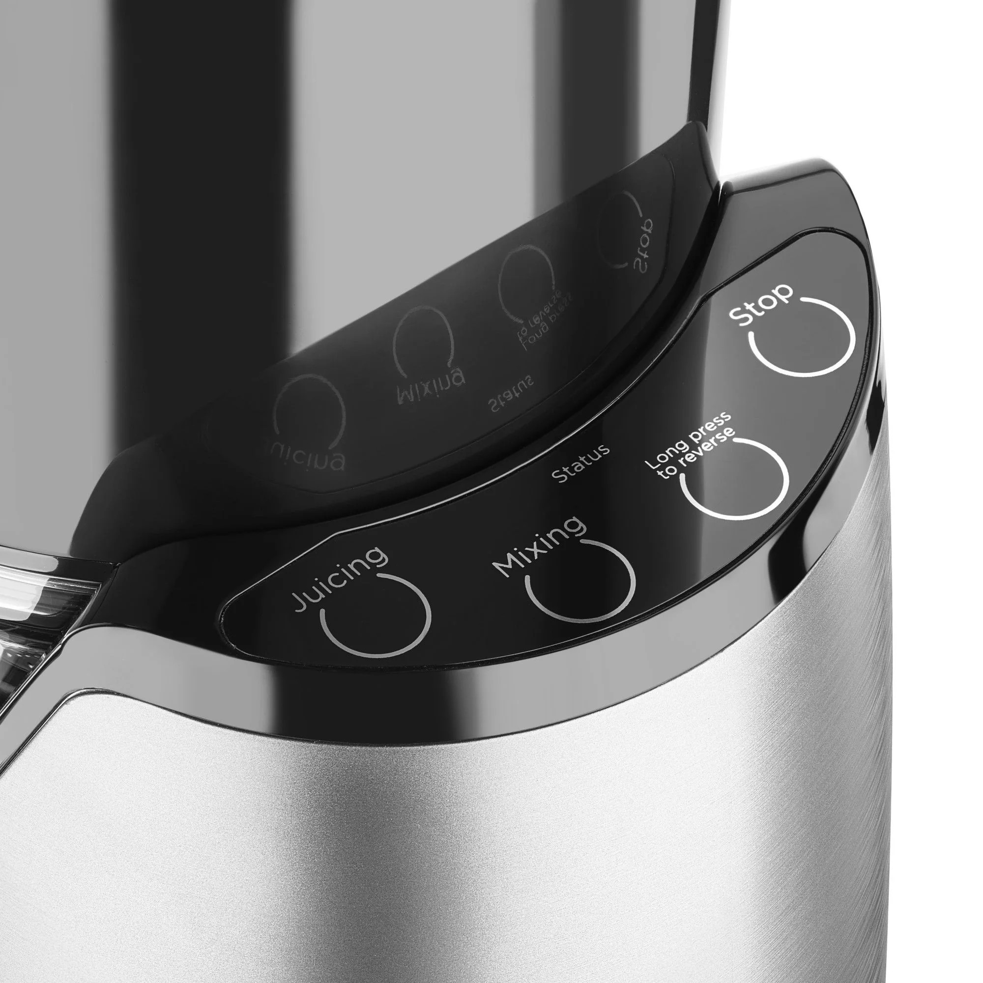 Zbliżenie panelu sterowania blendera z przyciskami.