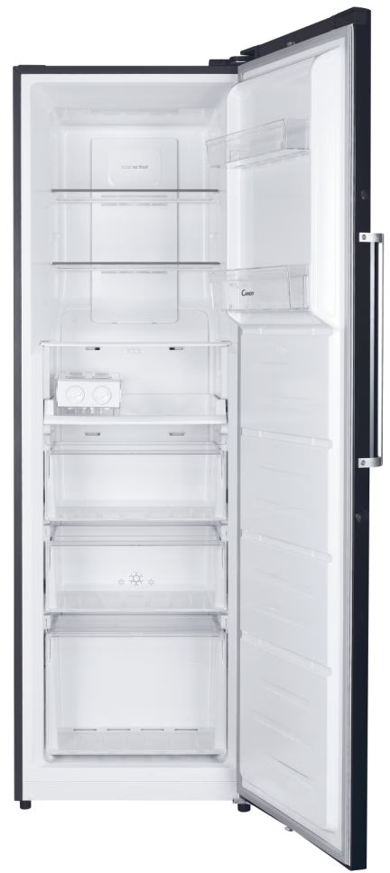 L'interno di un frigorifero con ripiani, cassetti e una porta con scomparti. La porta è aperta.