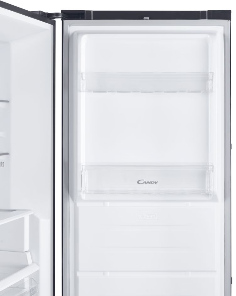 Vista interna di un frigorifero aperto. L'interno è bianco con ripiani e un logo Candy.