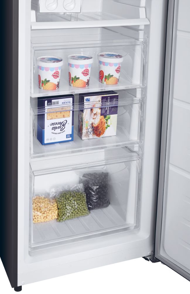 Freezer con ripiani contenenti alimenti, gelato e prodotti congelati.