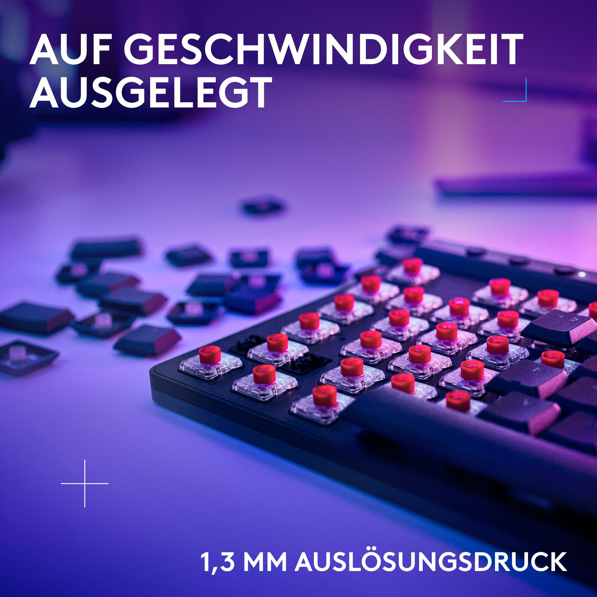 Nahaufnahme einer schwarzen Tastatur mit roten mechanischen Tasten.