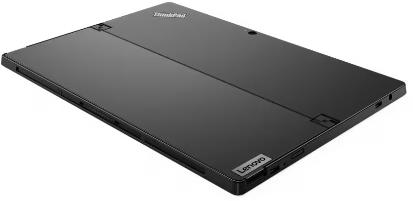 Ein schwarzes Lenovo ThinkPad Laptop, geschlossen und angewinkelt.