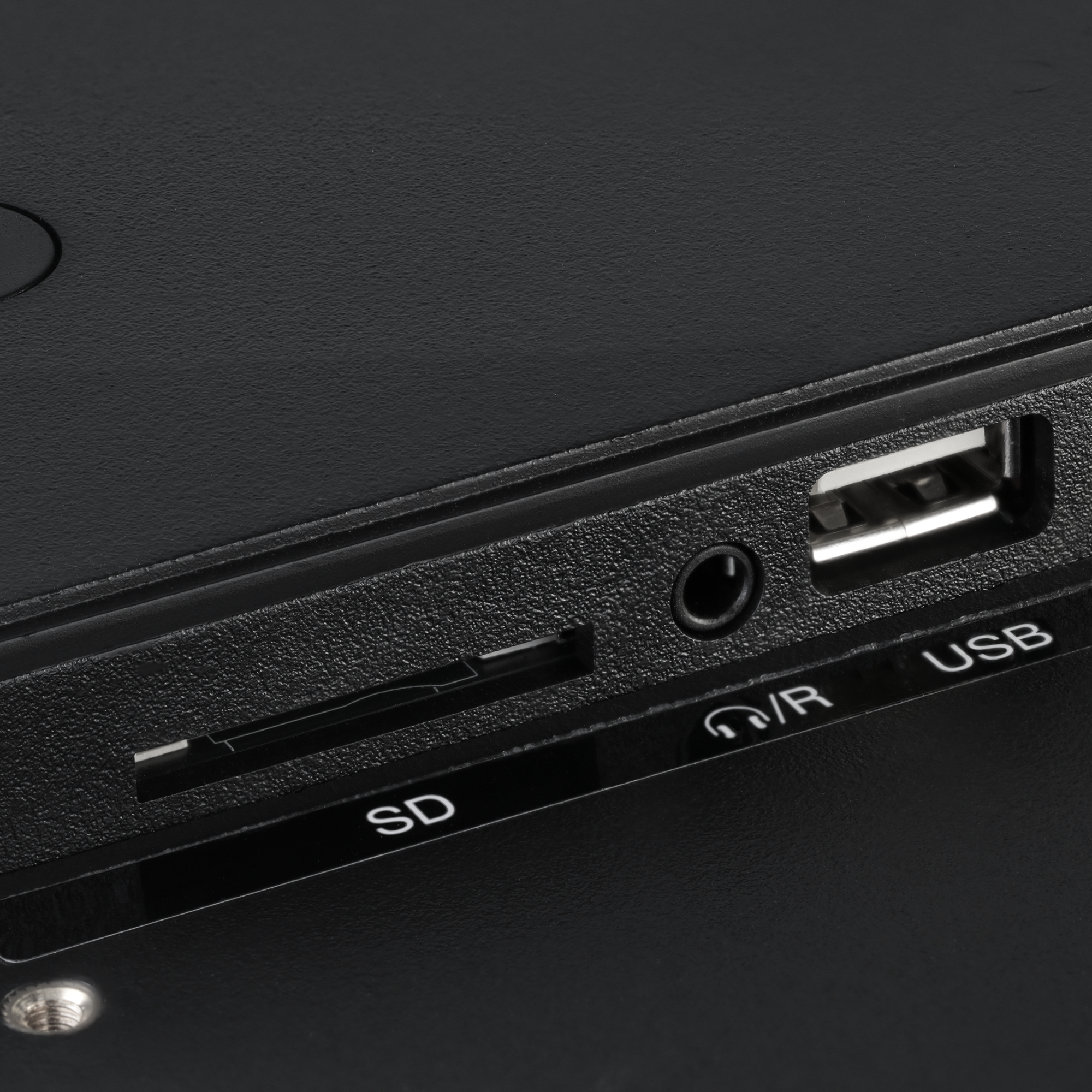Nahaufnahme eines schwarzen Geräts mit SD-, Kopfhörer-, USB-Anschlüssen.