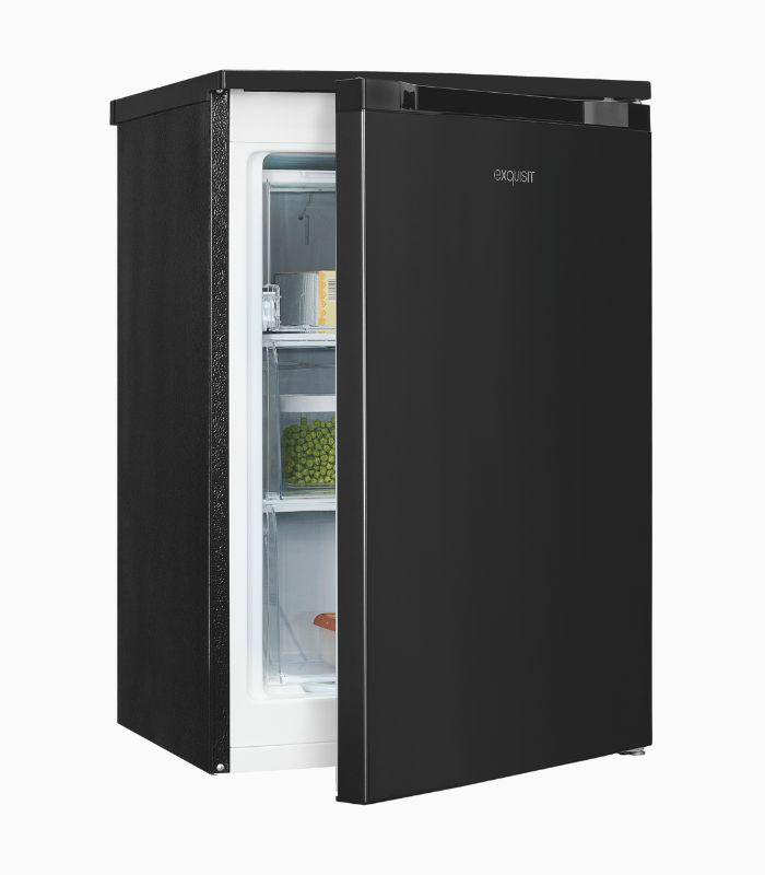 Ein schwarzer Kühlschrank mit geöffneter Tür, der das Innere mit Regalen zeigt.