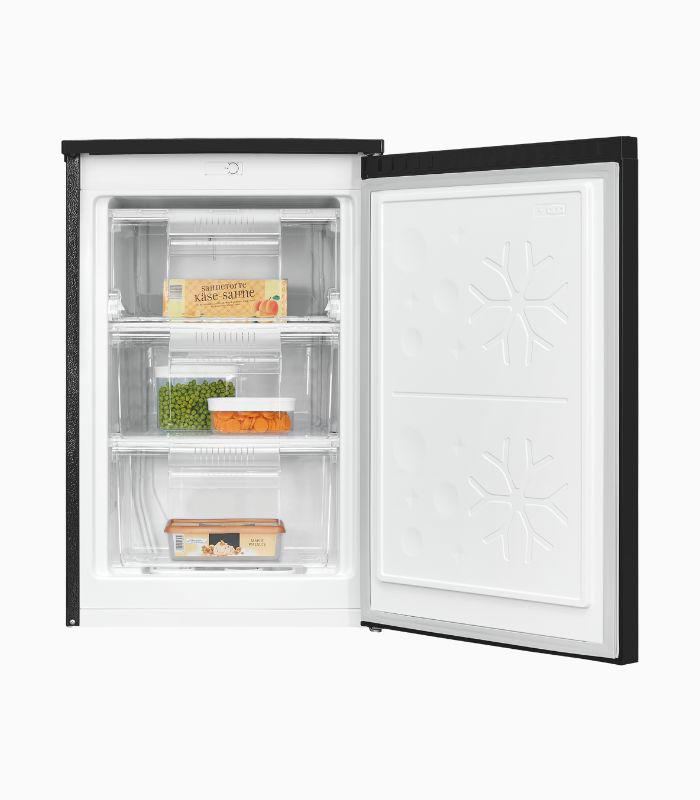 Offener Gefrierschrank mit Essen in transparenten Behältern. Schwarz-weiß mit Regalen.